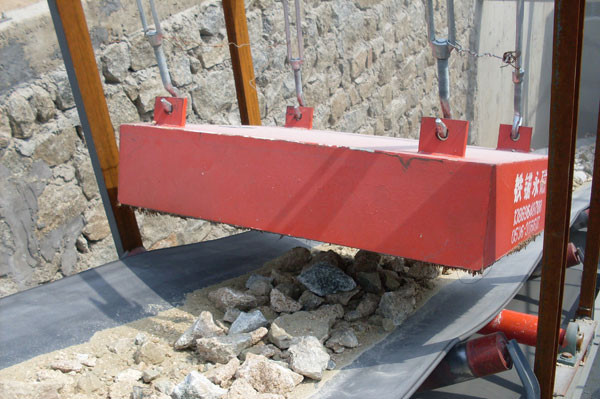 Paper Mill Conveyor Permanent Magnet Ferrous Magnetic Separator at with Electric Motor