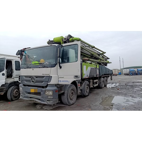 Zoomlion Concrete Pump 56 Meters Mercedes Chassis Best Condition and Original