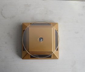Solar turntable display in Gold