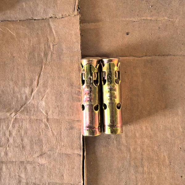 Geometric metal and accesories in a Polished finish for a modern touch