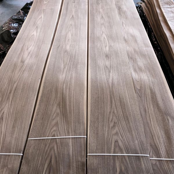Natural veneer clear texture mountain pattern black walnut veneer for Interior decor plywood face board