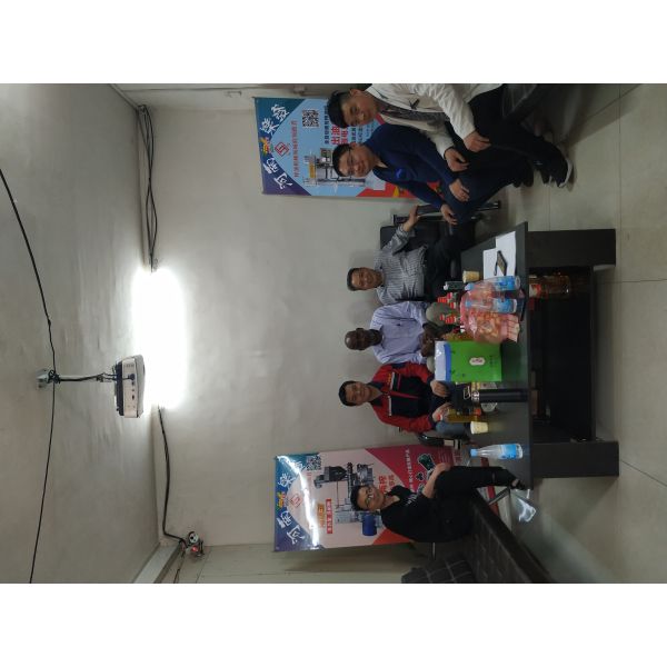 Simple operation large capacity oil presser with oil cake feeding system