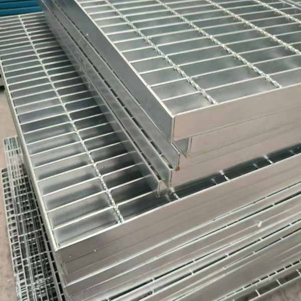 Flat Steel Gratings: Simple, Elegant Design for Any Setting
