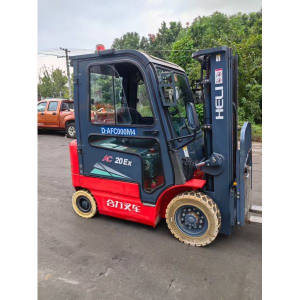 Linde 1.6-ton electric forklift side view