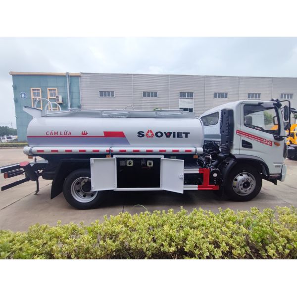 DONGFENG 4x2 Drive Wheel Fuel Bowser Truck 8000L Tank Diesel Manual Transmission New Condition Water Fuel Refueling Vehicles