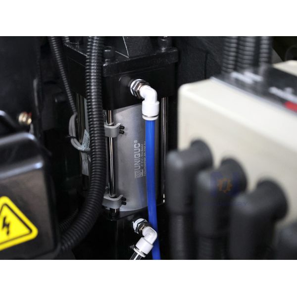 VMC1160 BT40 8000RPM Spindle Vertical Machining Center Customizable for Steel Casting