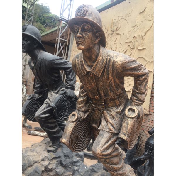 Props and oddities fiberglass bruce lee statue/sculpture as decoration in hotel