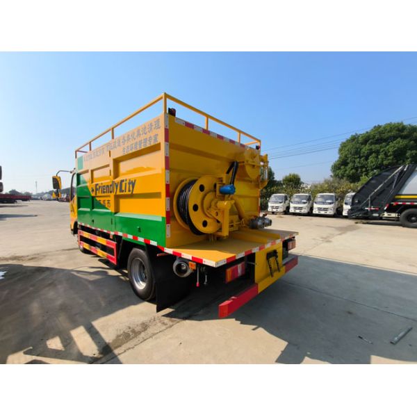 Factory Directly Sells HOWO Brand 4*2 Multi-Purpose Sweage Suction Trucks for Municipal Sanitation Cleaning