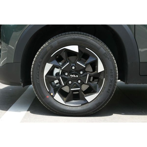 Euro VI Emission Standard Sonet Car Manufactured Small SUV with 5 Seats and Automatic Gear Box