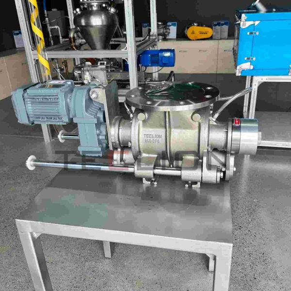 Cleaning type rotary valve suitable for the plastic industry