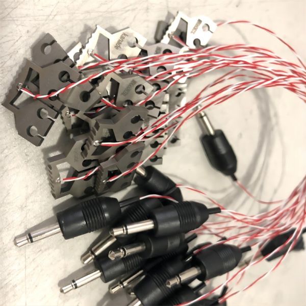 Customized pulse thermocompression welding head for molybdenum alloy and titanium alloy