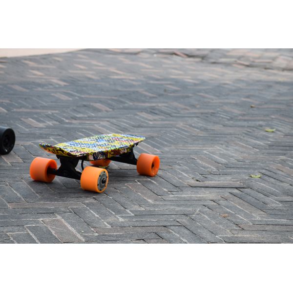 Fashion Mini Fish 4 Wheel Electric Skateboard PU Material 2200mAH