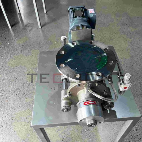 Cleaning type rotary valve suitable for the plastic industry