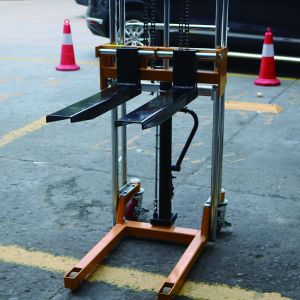 Light Weight Manual Forklift Stacker 400kg 850mm Built In Overload Value