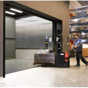 China Running Safely Fuji Cargo Elevator Warehouse Freight Elevator on sale