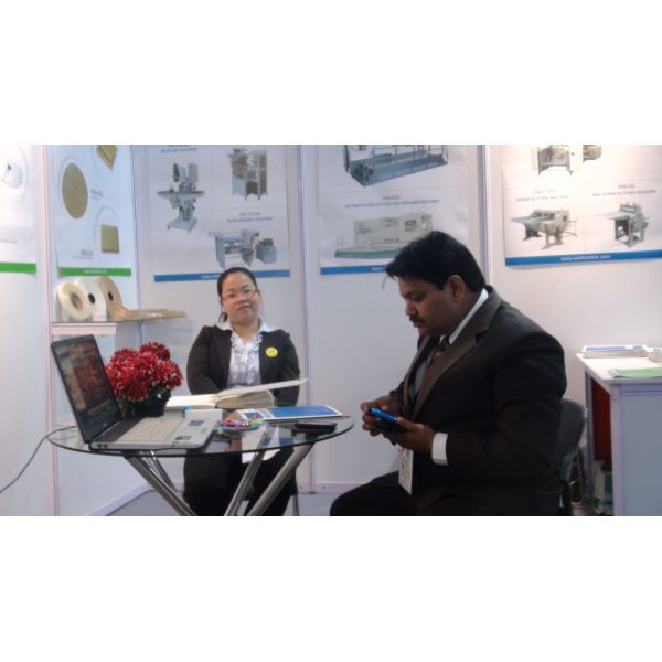 Kraft Paper Sealing Tape / Hot Melt Adhesive Tape For Pasting Four Corner Of Boxes