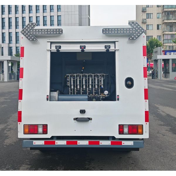 2.2m3 Water Tank Road Maintenance Vehicle Pure Electric 665kg 600kg Loading Capacity