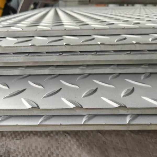 NO.1 Surface Stainless Steel Checkered Plate 304 Diamond Plate Raised Pattern 1500*3000 Can Be Customized Customized