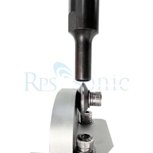 Ultrasonic fabric cutting and slitting on machines with round knives