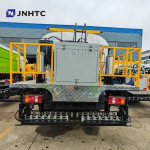 HOWO Asphalt Spraying Equipment Trucks 4X2 160HP Intelligent Bitumen Spreader
