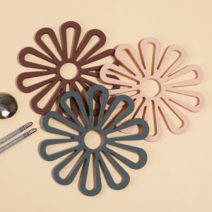 China Flower Silicone Pot Holders Heat Resistant Kitchen Counter Dish Pad on sale
