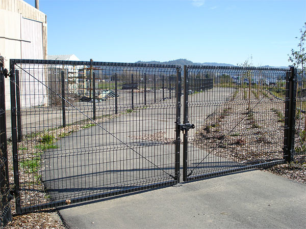 Buy 1.5x1m Metal Garden Fence Gate Hot Dip Galvanized Pvc Coated Welded at wholesale prices