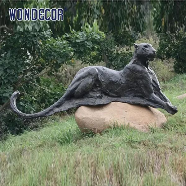 Outdoor metal wildlife decoration, life-size bronze leopard sculpture