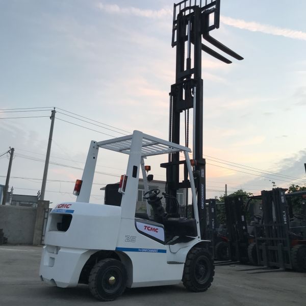 Japan TCM Forklift Manufacture 2.5 Ton Used Forklifts with Original Hydraulic Valve