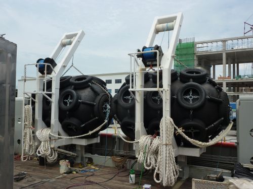 ISO17357 Yokohama Type Pneumatic Rubber Fender With Tyre Net