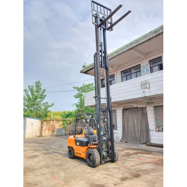 Used Heli H2000 7-ton diesel forklift side view