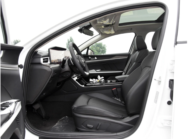 Kia K5 Sedan 4 Doors 5 Seats Left Steering Gasoline Cars 176kw Maximum Speed 220 Power