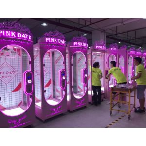 Luxury Cube Crane Claw Gift Vending Machine With 12 Months Warranty