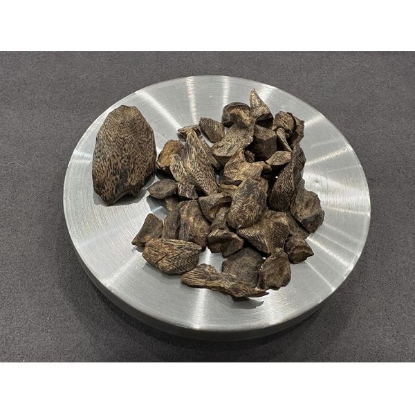 High Quality China Oud Chunks Wholesale Natural Wood Agarwood Incense Sticks Wood Fragrance Chips Agarwood