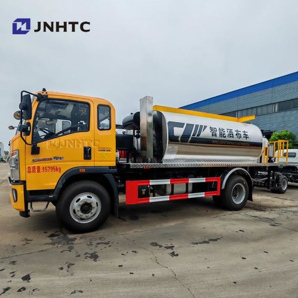 HOWO Asphalt Spraying Equipment Trucks 4X2 160HP Intelligent Bitumen Spreader