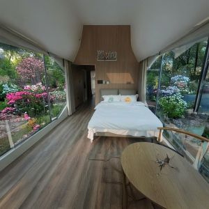 Customized Prefabricated Luxury Hotel Modern Space Capsule Style Camping House
