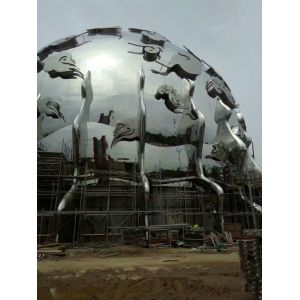 Stainless steel sculpture with mirror finish