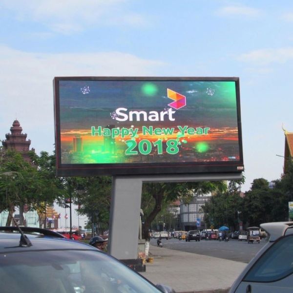 CE ROHS 7600nits Large Outdoor LED Screen 8mm Double Sided Led Display