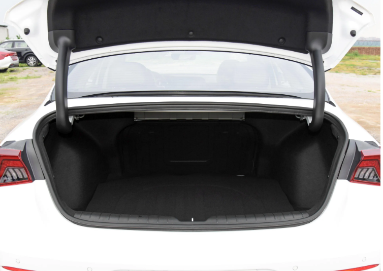 Kia K5 Sedan 4 Doors 5 Seats Left Steering Gasoline Cars 176kw Maximum Speed 220 Power