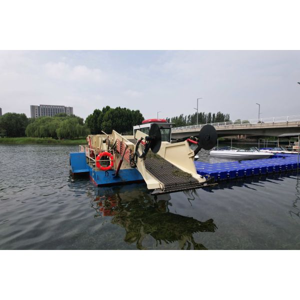 Diesel Aquatic Plant Harvester For Enhanced Enteromorpha Harvesting Efficiency Mowing Deth 0-1.5 M