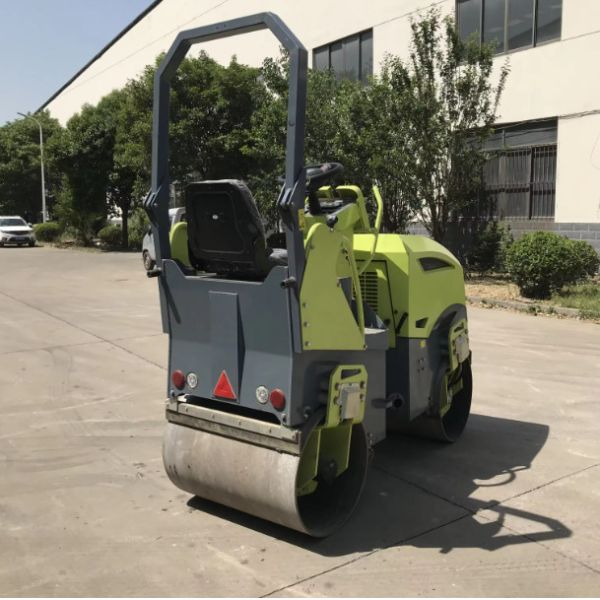 2-ton single drum roller, green road press, road press Ride-on vibratory roller are road construction equipment, suitabl