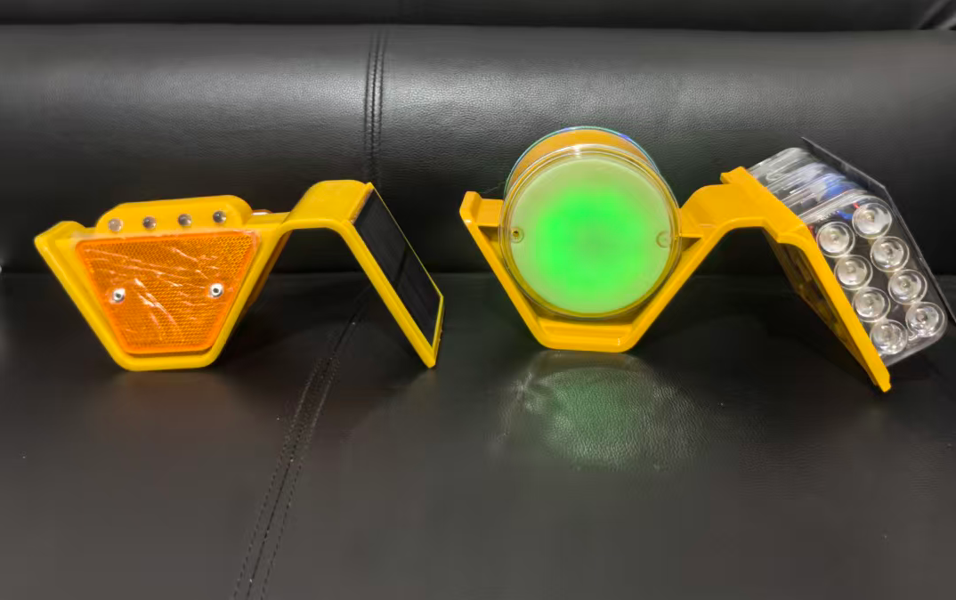 Solar Guardrail Reflective Trapezoid Delineator Yellow & Red LED Light Plastic Material Modern Guardrail Delineator