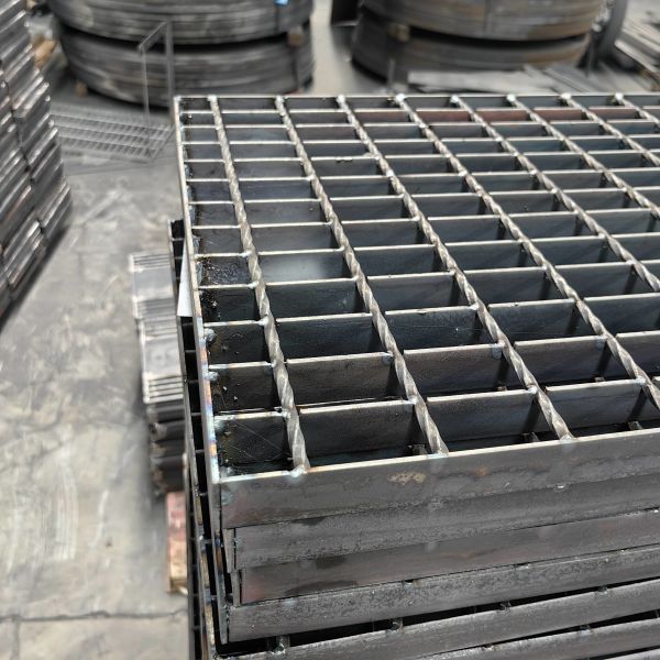 Buy Galvanized Anti Rust Industrial Welded Steel Grating at wholesale prices