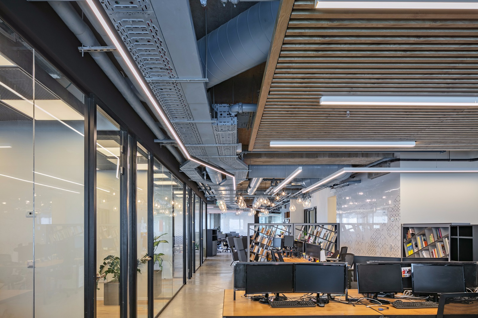LEDCORP® Surface Mounted LED Lighting with Customized Aluminum Profile High Light Efficiency For Office Gym Hotel