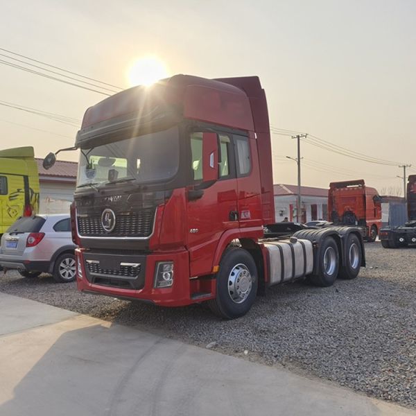 4x2 Tractor Head Truck Engine Emission Standard Diesel Fuel Type 6x4 Tractor Trailer for 10 Tires Sale