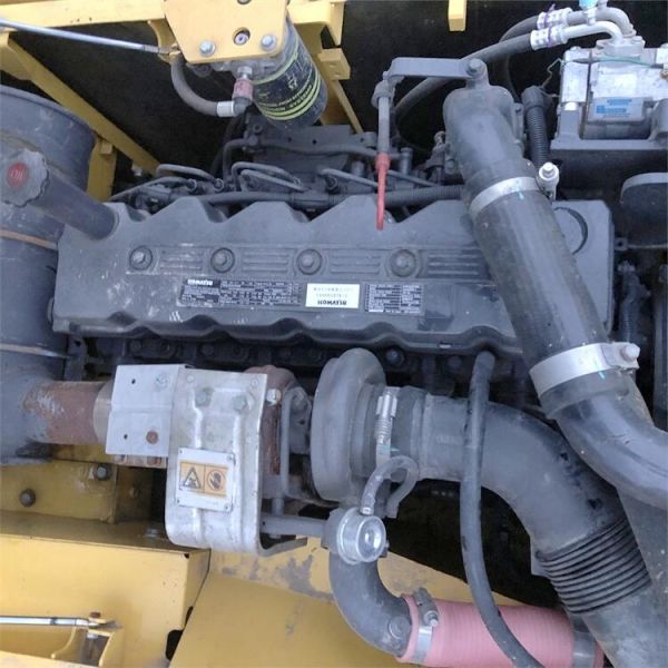 Shanghai Good Condition Komatsu PC220-8MO Excavator 22T with Original Hydraulic Valve