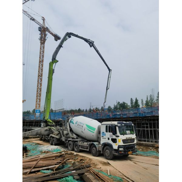2017 Good Condition Zoomlion 56m Benz Machinery Concrete Equipment Concrete Placing Boom Pumping Machine Second Hand Truck Mounted Concrete Pump