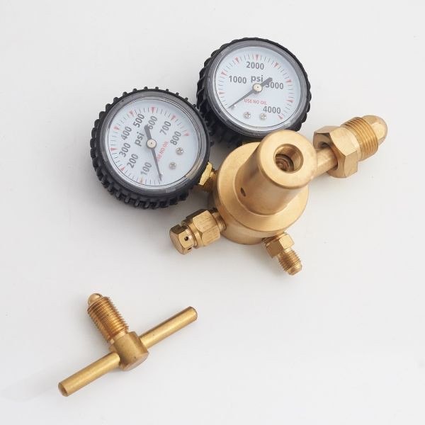 Secure Carbon Dioxide Welding Regulator with Safety Structure and Voltage Regulation