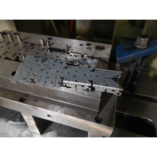 Precision Progressive Die Manufacturing – Multi-Stage Metal Stamping Tooling