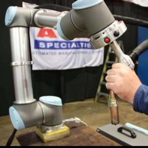 Gluing Robot Of UR5e Cobot With 6 Axis Robotic Arm For The Auto Gluing As