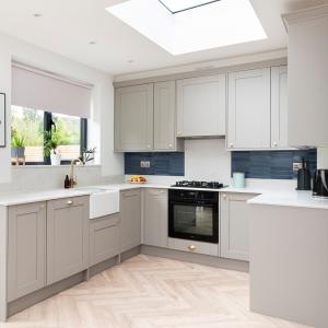 Wooden Modular Shaker Style Kitchen Cabinet Custom Moisture Proof